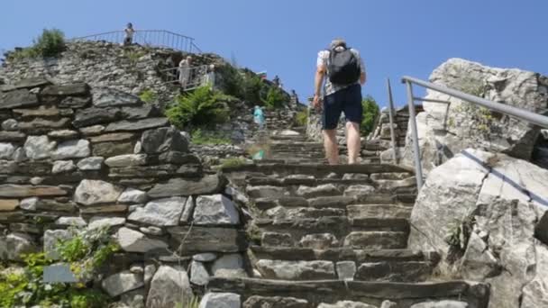 Grupa turystów idzie na górę — Wideo stockowe