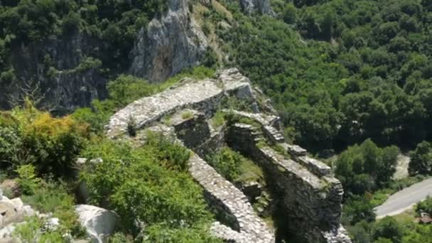 Oude ruïnes in het Balkangebergte — Stockvideo