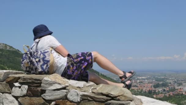 Turista su muro di pietra in montagna — Video Stock