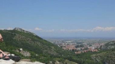 Dağlardaki taş duvardaki turist