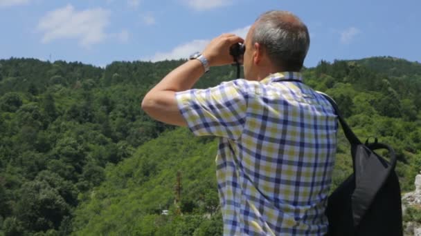 Turista olhando através de binóculos — Vídeo de Stock