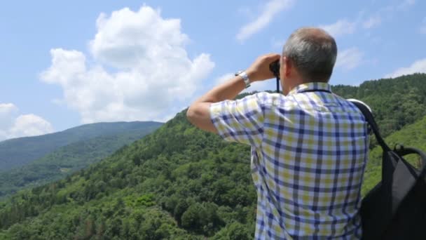 Tourist looking through binoculars — Stock Video