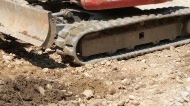 Sokakta çalışan kazıcı