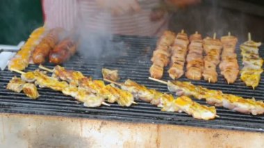 Shashliks ızgarada kızarıyor.