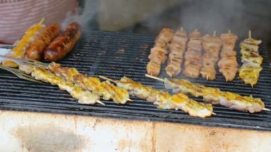 Shashliks ızgarada kızarıyor.