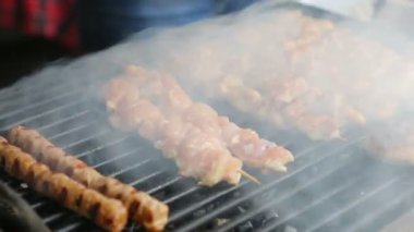Shashliks ızgarada kızarıyor.