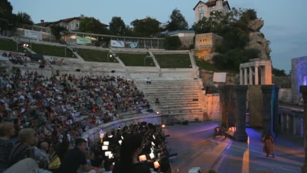 PLOVDIV, BULHARSKO - červen, 2018: Opera festival v amfiteátru — Stock video