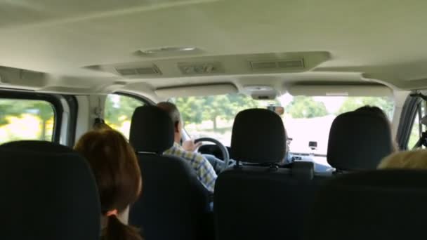 Група туристів, що подорожують автомобілем — стокове відео