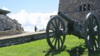 Anıtın yanındaki eski top.