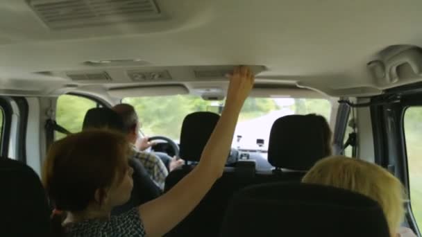 Gruppe von Touristen, die im Auto unterwegs sind — Stockvideo