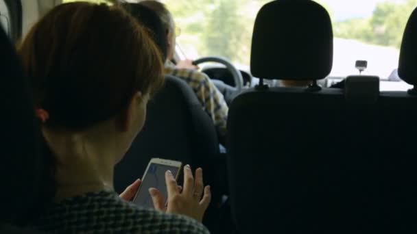 Grupp av turister som reser i bil — Stockvideo