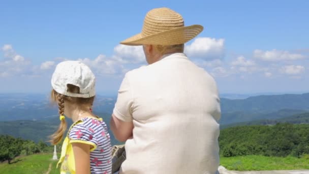 带着孩子的女人欣赏美丽的山景 — 图库视频影像