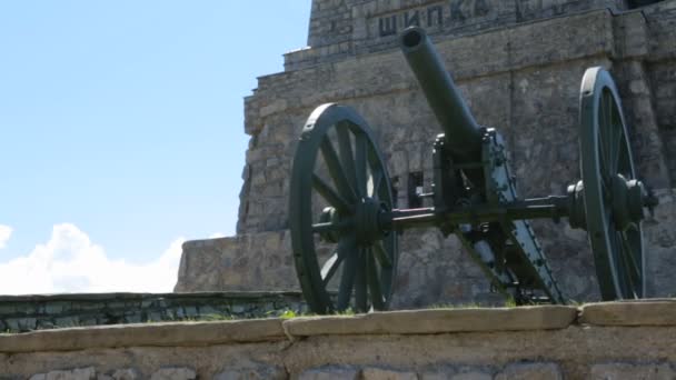 Стара гармата, розташована біля пам'ятника — стокове відео