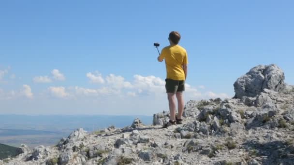 Mladý muž dělá selfie na hoře — Stock video