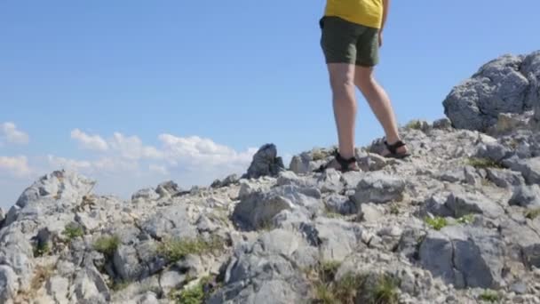 Joven haciendo selfie en la montaña — Vídeo de stock