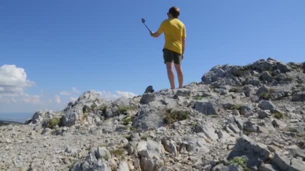 Молодий чоловік робить селфі на горі — стокове відео