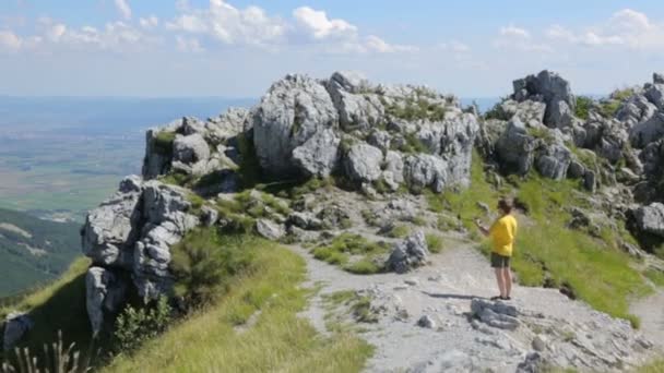 Jongeman maakt selfie op de berg — Stockvideo