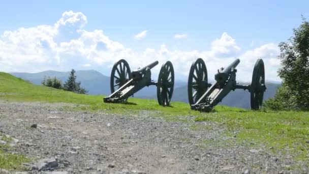 Oude kanonnen op de berg — Stockvideo