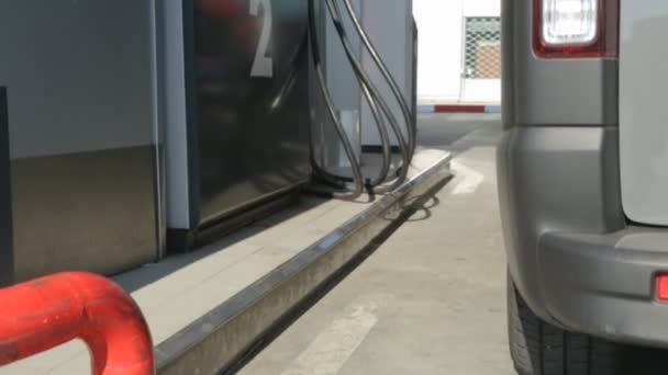 Auto an einer Tankstelle — Stockvideo