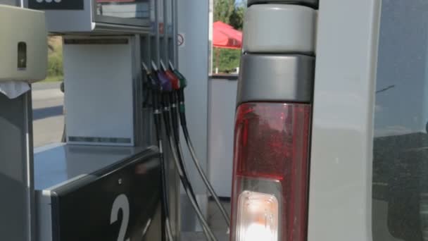 Auto an einer Tankstelle — Stockvideo