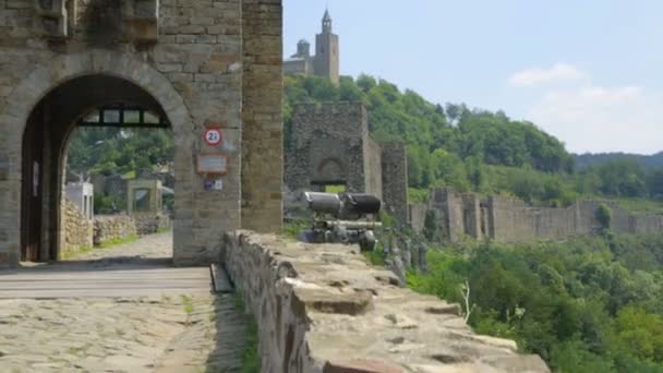 Camino de la pared a través de la puerta de la fortaleza de Tsarevets — Vídeo de stock