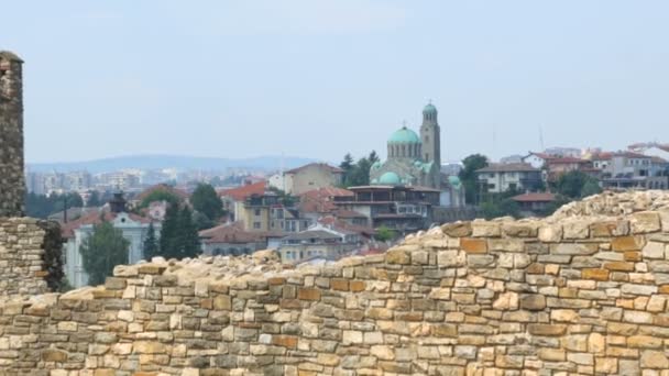 Veliko Tarnovo uitzicht op de stad vanaf de oude muur van Tsarevets fort — Stockvideo