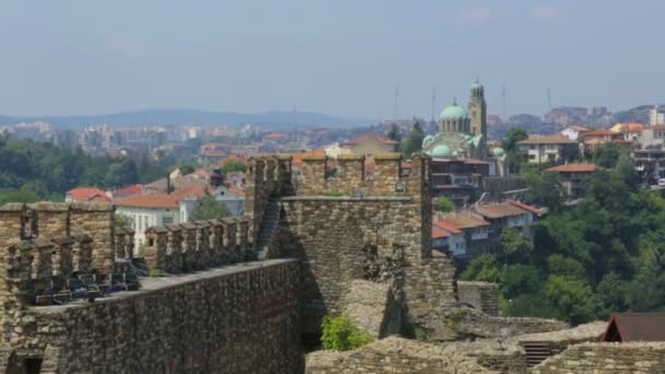 Uitzicht op Veliko Turnovo stad in de zomerdag — Stockvideo