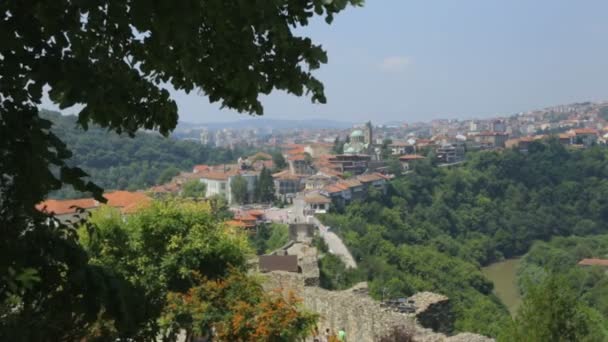 Utsikt over Veliko Turnovo by på sommerdag – stockvideo