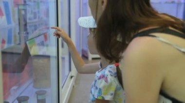 Müzede annesi olan küçük bir kız.