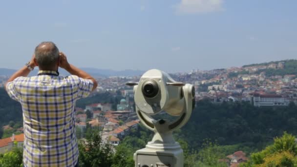 Turista masculino mirando a través de prismáticos — Vídeo de stock