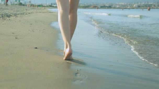 Mulher andando ao longo da costa no dia de verão — Vídeo de Stock