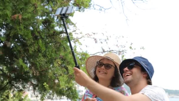 Turistas com vara selfie — Vídeo de Stock