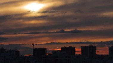Gün batımının zamanı, dramatik gökyüzü