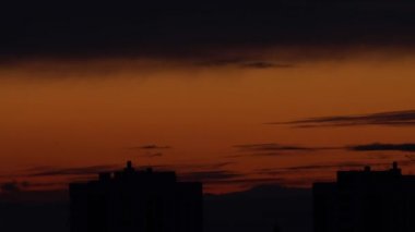 Gün batımının şehrin üzerindeki zamanı