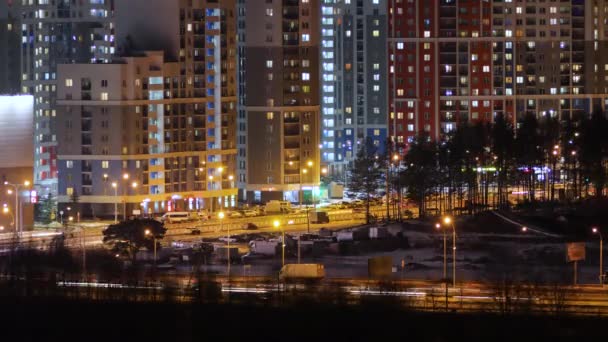 Timelapse av natten stad, trafik och lampor i fönster — Stockvideo