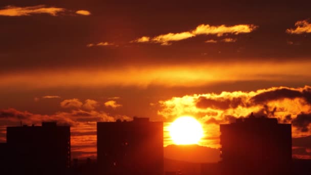 Tijdsverloop. Zonsondergang boven de stad. — Stockvideo