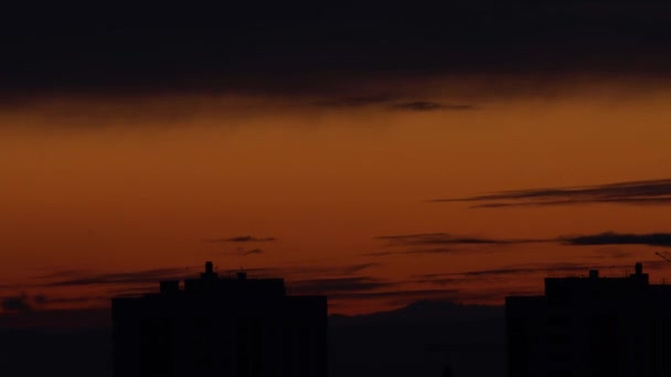 Tijdstip van zonsondergang boven de stad — Stockvideo