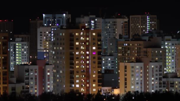 Şehrin zamanı, pencerelerin ışıkları — Stok video