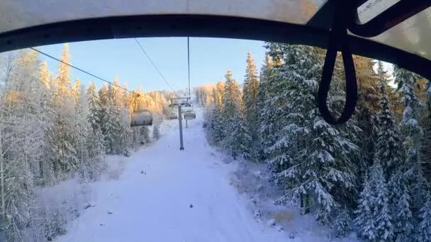 Uitzicht van binnenuit van skilift — Stockvideo