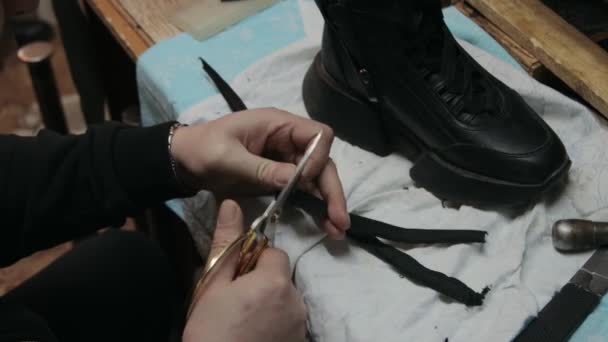 靴職人は彼のワークショップで靴を固定 — ストック動画