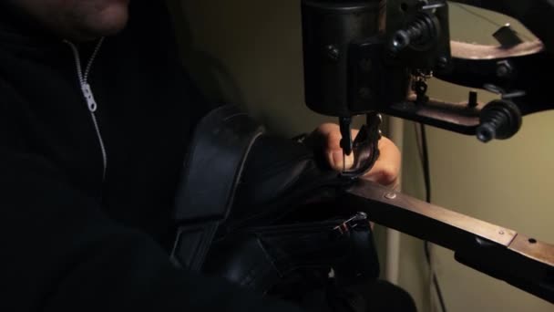 Chaussure de fixation de cordonnier dans son atelier — Video