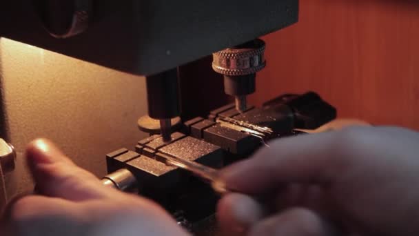 Making a key on a key cutting machine — Stock Video