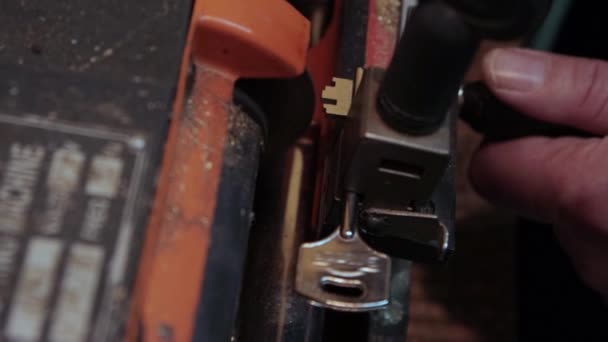 Fazendo uma chave em uma máquina de corte chave — Vídeo de Stock