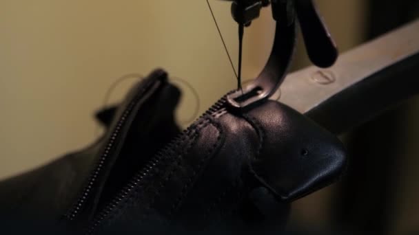 Shoemaker naprawiający buty w swoim warsztacie — Wideo stockowe