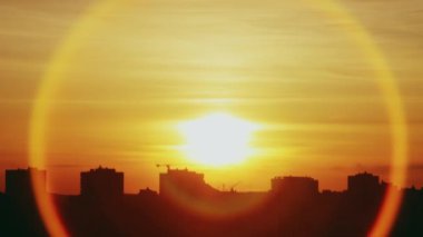 Gün batımının şehrin üzerindeki zamanı