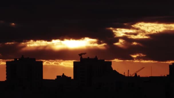 Gün batımının şehrin üzerindeki zamanı — Stok video