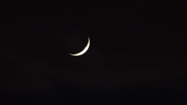 Timelapse de la lune dans le ciel nocturne 
