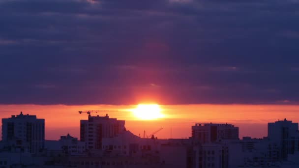 Tijdstip van zonsondergang boven de stad — Stockvideo