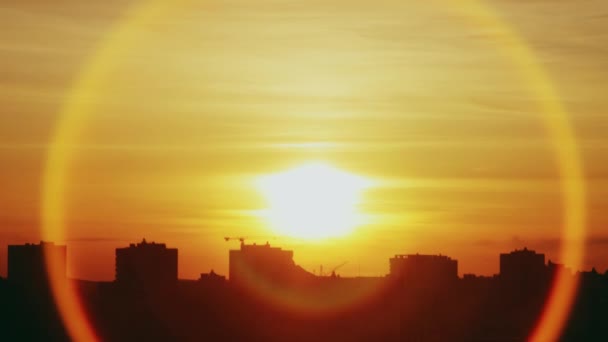 Zeitraffer des Sonnenuntergangs über der Stadt — Stockvideo