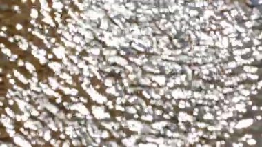 Suyun içindeki güneş ışığının yansıması, dağılmış.